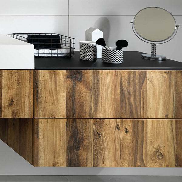 Badeværelsesmøbel i træ