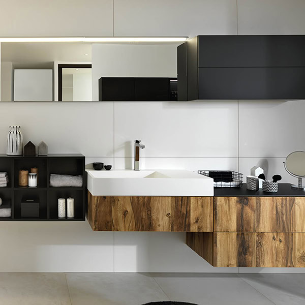 Badeværelsesmøbel i træ