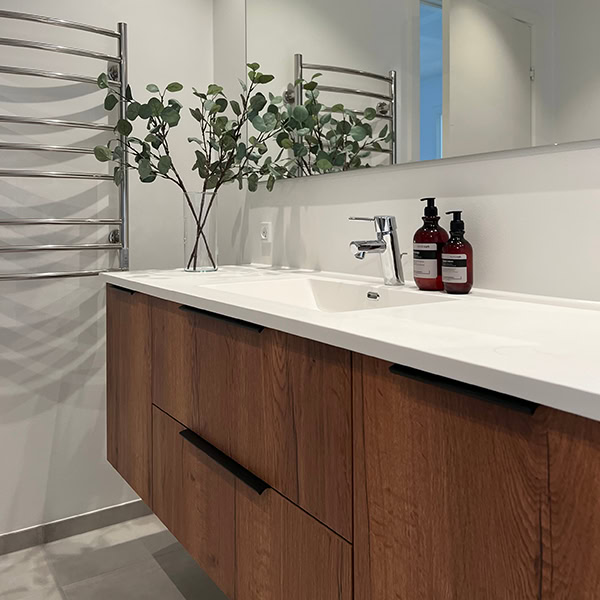 Badeværelsesmøbel i træ